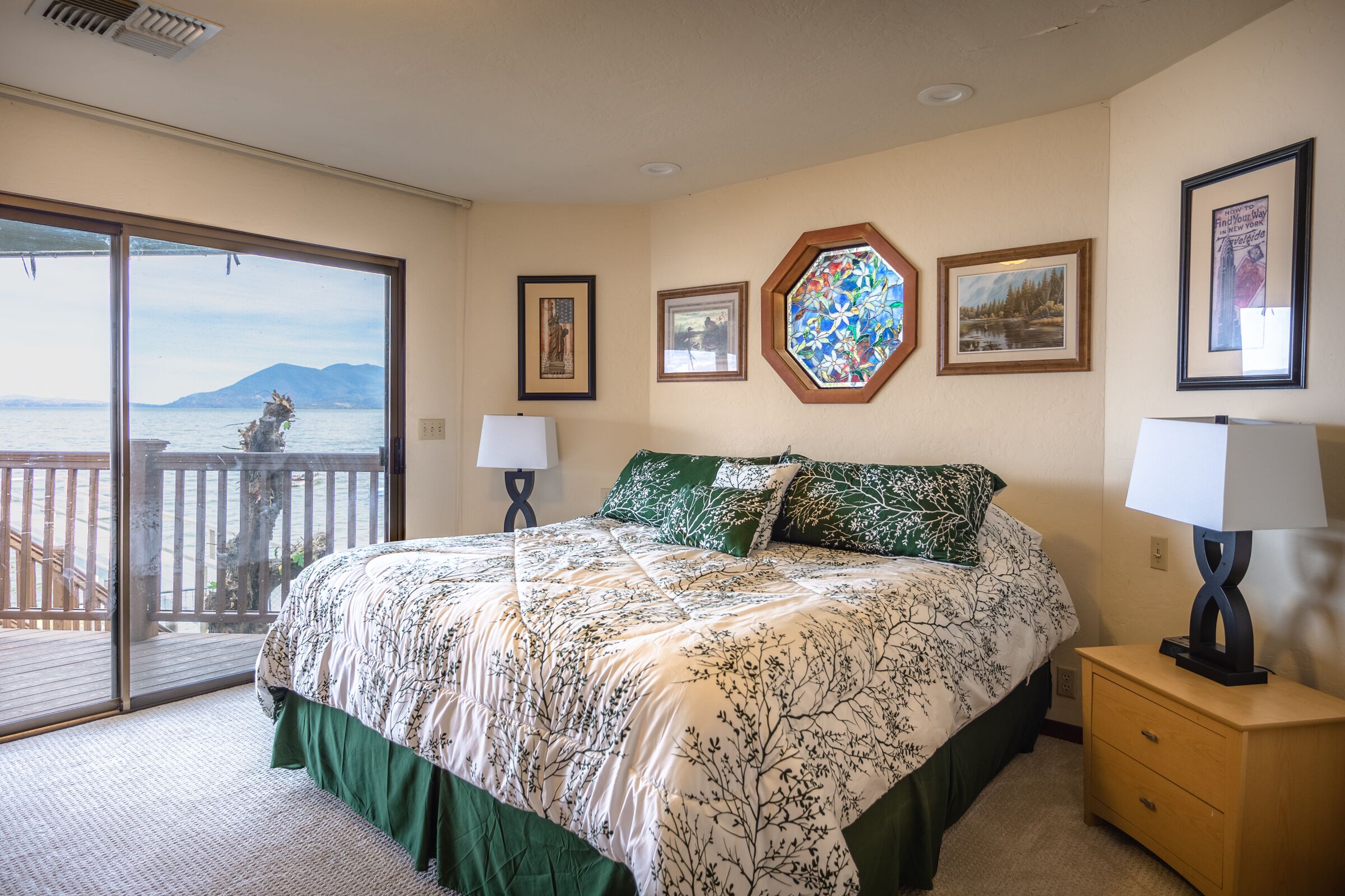 5 dormitorios, escritorio, tabla de planchar con plancha y cuna de viaje