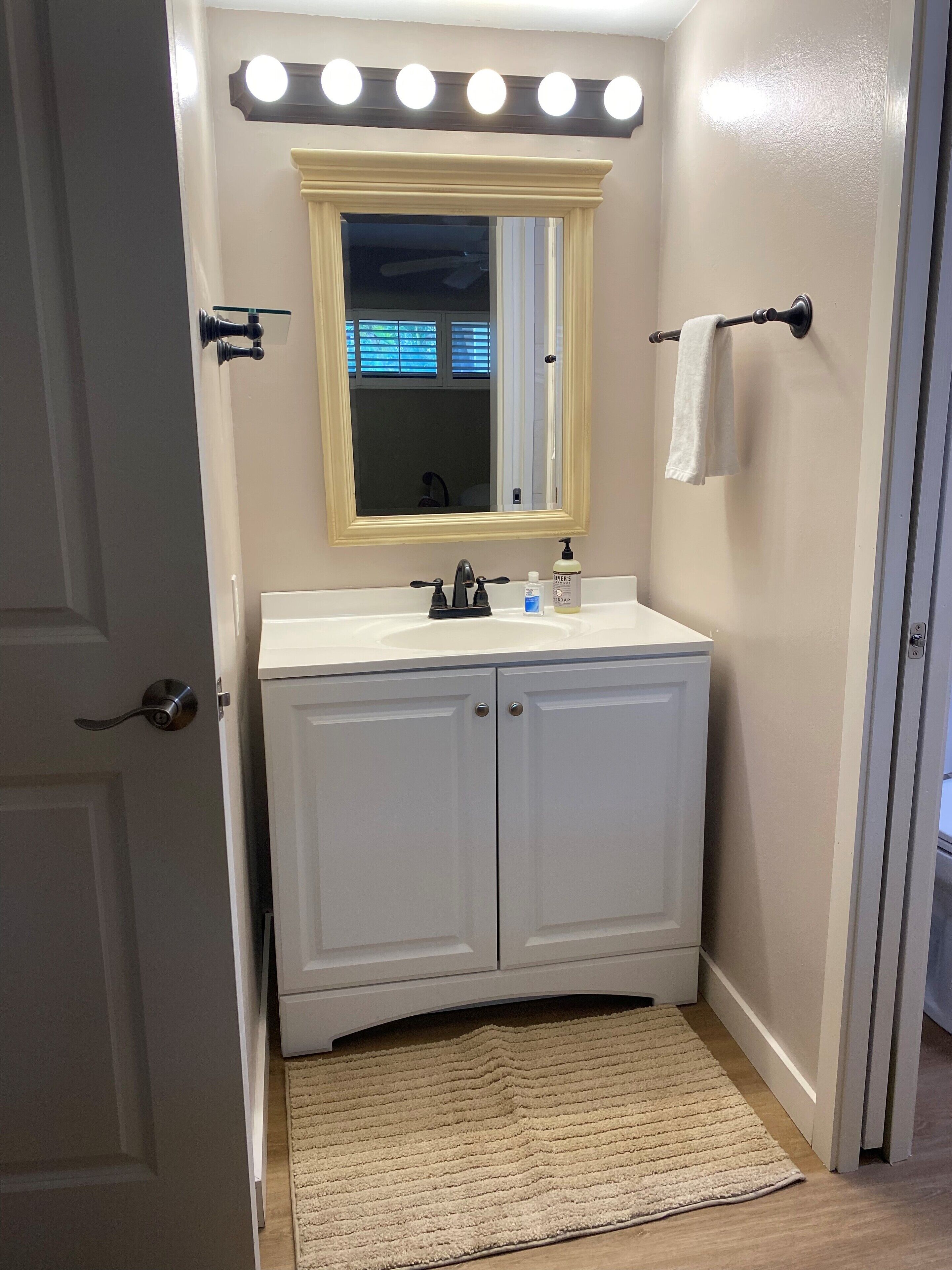 Een douche, een haardroger, handdoeken, zeep