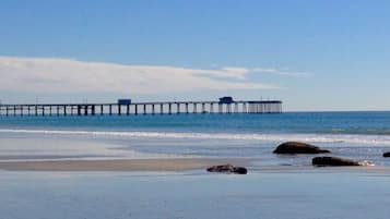 Chaises longues, serviettes de plage