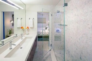 Douche, séchoir à cheveux, serviettes fournies, savon