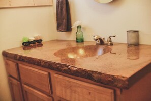 Secadora de cabello, toallas, jabón, papel de baño 