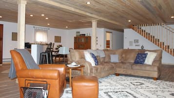 Älytelevisio, DVD-soitin, pöytäjalkapallopöytä, pöytätennispöytä