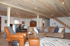 Smart TV, reproductor de DVD, futbolito y tenis de mesa 