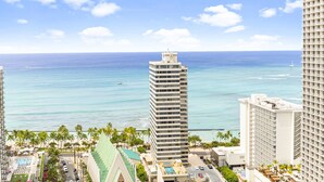 A high-rise hotel overlooking a beach with a clear view of the ocean. - High Rise Deluxe Ocean View Free Parking/Wifi in Waikiki 3106 (Honolulu)