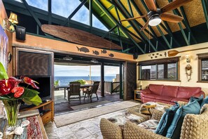 Smart TV, DVD player, books, video library - Private, ocean front home with private pool,  Amazing place! (Milolii)
