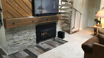 Fernseher, Kamin, DVD-Player