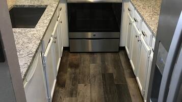 KĂŒhlschrank, Mikrowelle, Ofen, Herdplatte