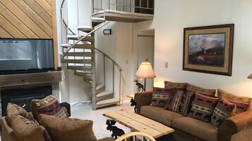 Fernseher, Kamin, DVD-Player