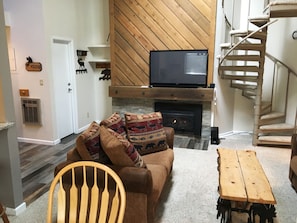 TV, fireplace, DVD player - Beautifully Updated - 2 Story, 2 Bed + 2 Bath Condo, Pool, HotTub (Keystone)