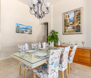 Dining - 5BR, 3 Bath, Mountain View, Resort-Style Home Near Golf, & Sports Venue (Glendale)