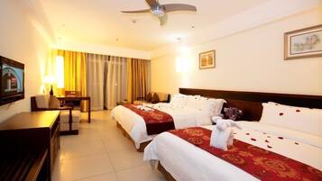 Deluxe Triple Room | Desk, blackout curtains, rollaway beds, free WiFi
