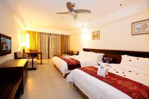 Deluxe Triple Room | Desk, blackout drapes, rollaway beds, free WiFi