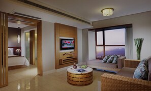 เครื่องนอนระดับพรีเมียม, ตู้นิรภัยในห้องพัก, โต๊ะทำงาน, ผ้าม่านกันแสง