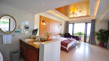 Deluxe Suite | Bathroom shower