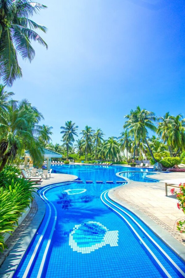 3 piscines extérieures, chaises longues