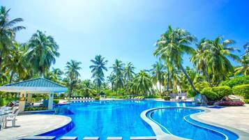 3 outdoor pools, pool loungers