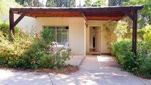 Terrace/patio - Kibbutz Tiratzvi - Country Lodging (Emek HaMaayanot)