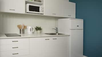 Full-size fridge, microwave, stovetop, coffee/tea maker