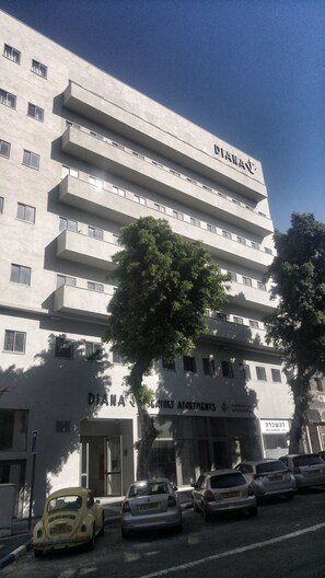 Un edificio de varios pisos con un letrero que dice "DIANA SEAPORT APARTMENTS".