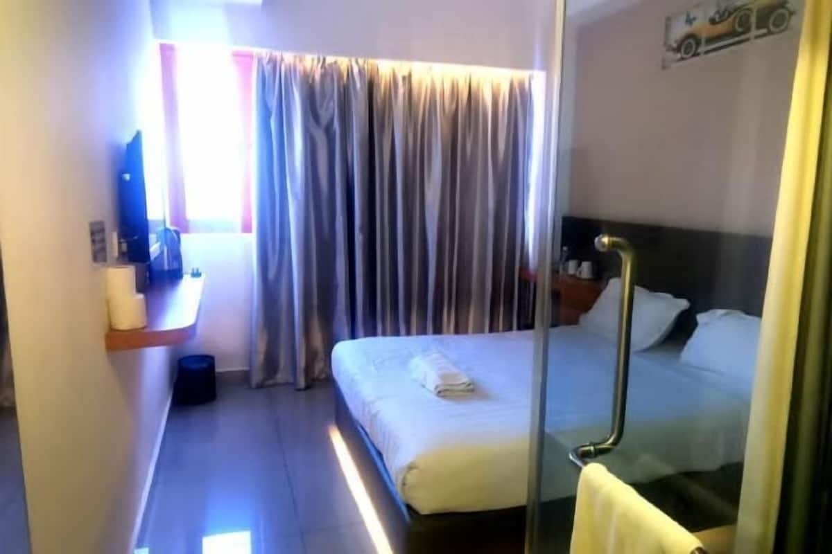 Desk, iron/ironing board, free WiFi, wheelchair access