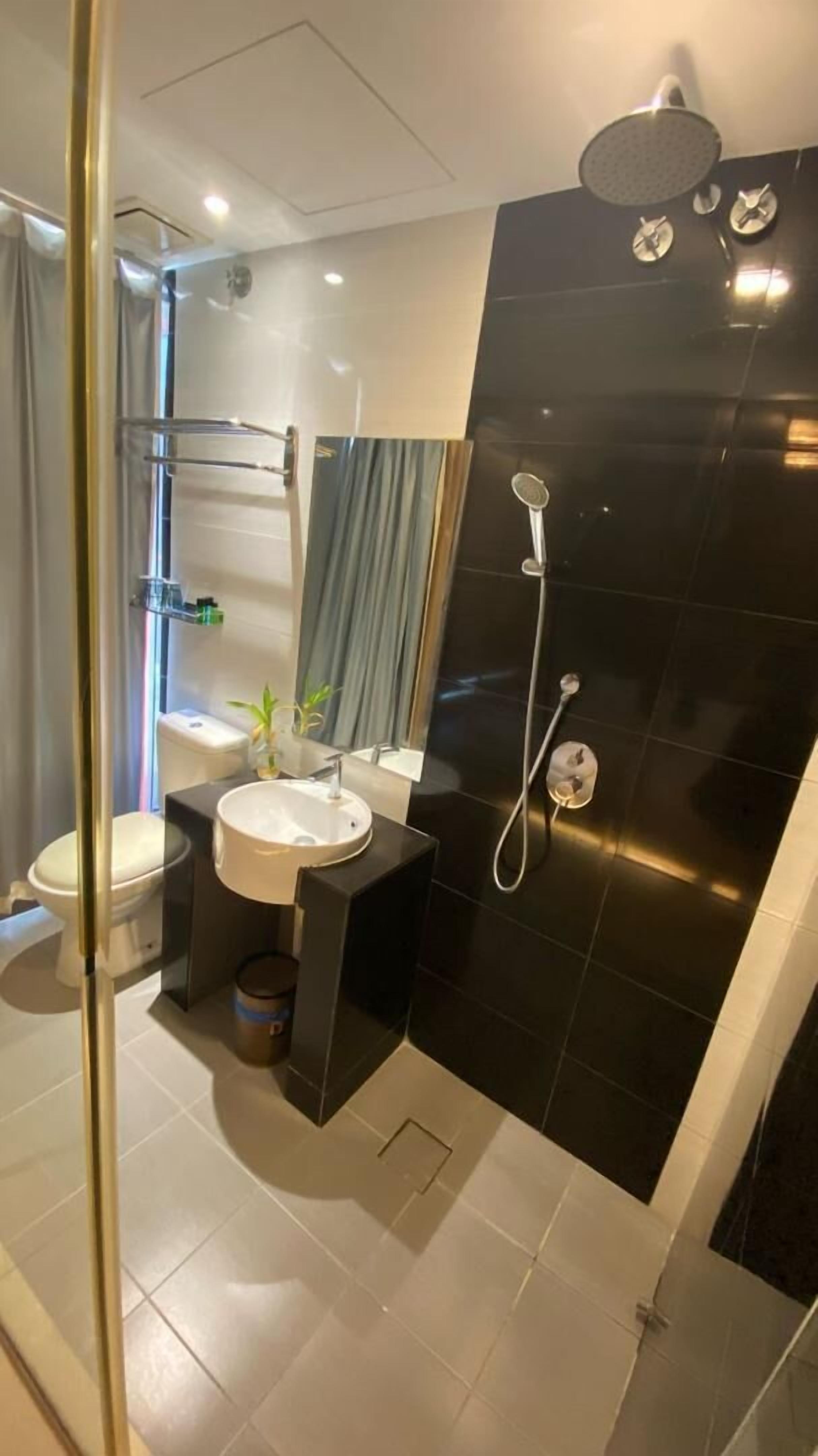 Baño | Regadera, amenidades de baño gratuitas, secadora de cabello, toallas 