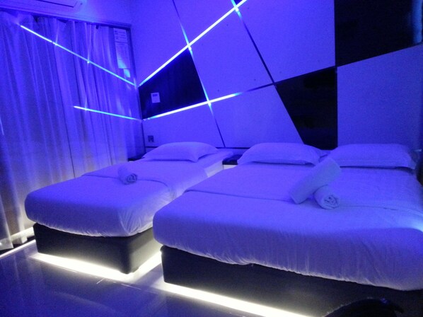 Chambre triple (with Window) | Bureau, fer et planche à repasser, accès au Wi-Fi (inclus)