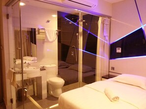 Kolmen hengen huone (with Window) | Kylpyhuone | Suihku, ilmaiset hygieniatuotteet, hiustenkuivaaja, pyyhkeet