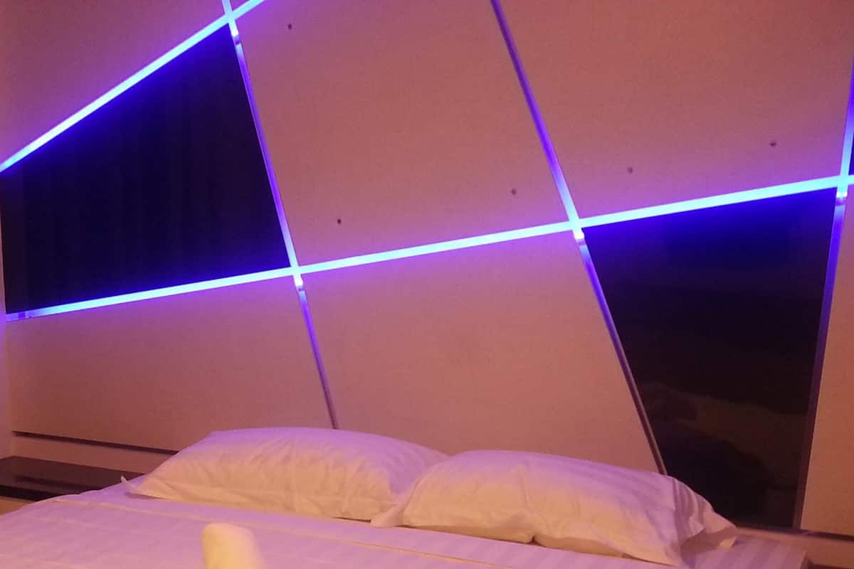 Premium King With Window | Desk, iron/ironing board, free WiFi, wheelchair access