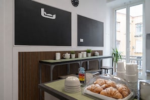 Free daily buffet breakfast - B&B Università (Naples)