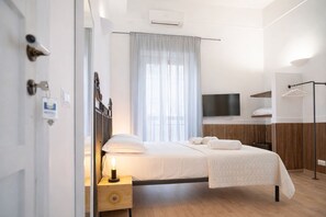 Executive Double Room | Frette Italian sheets, premium bedding, down comforters - B&B Università (Naples)