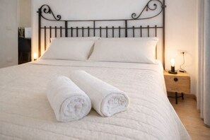 Executive Double Room | Frette Italian sheets, premium bedding, down comforters - B&B Università (Naples)