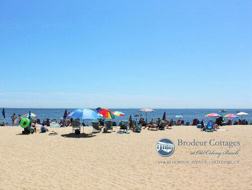 Pysy vain muutaman askeleen päässä kauniilta yksityiseltä rannalta Old Lymessä!