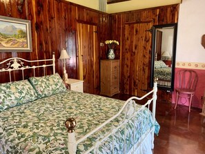 3 bedrooms, iron/ironing board, travel cot, free WiFi
