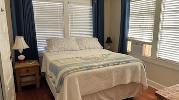 2 makuuhuonetta, memory foam -patjalliset sängyt, silitysrauta/-lauta