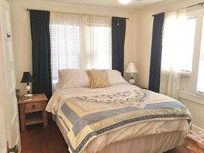 2 bedrooms, memory-foam beds, iron/ironing board, free WiFi - SweetChick Farmhouse, slight country feel with close city convenience. (Bryan)