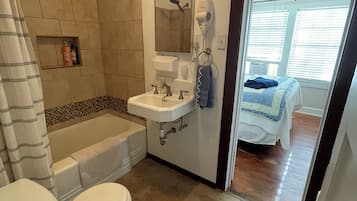 Ducha y bañera combinadas, secador de pelo, toallas y jabón