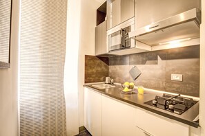 Kühlschrank, Mikrowelle, Herdplatte, Wasserkocher mit Kaffee-/Teezubehör