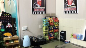 Un bar de café tipo autoservicio con un letrero que dice “Café recién hecho diariamente – autoservicio”.