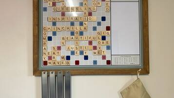 Un juego de Scrabble con fichas y tabla de distribución de letras.