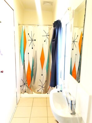 Business Studio | Bathroom | Shower, eco-friendly toiletries, hair dryer, towels - Acacia Motel (Chinchilla)