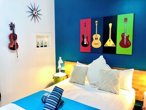Queen Room | Premium bedding, memory foam beds, individually decorated - Acacia Motel (Chinchilla)