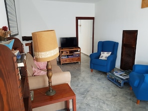 Televisio, takka, kirjoja
