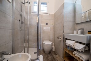 Shower, hair dryer, bidet, towels - Apartment on Via San Rufino (Assisi)