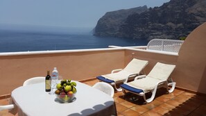 Outdoor dining - SUPERB APARTMENT WITH SPECTACULAR CLIFF SUN TERRACE AND SEA VIEWS boasting. 1 (Santiago del Teide)