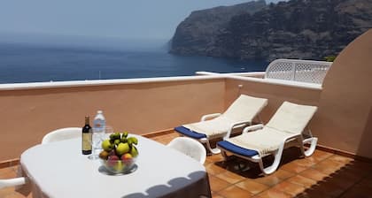 SUPERB huoneisto on upeat CLIFF SUN terassi ja merinäköala kerskaaminen. 1