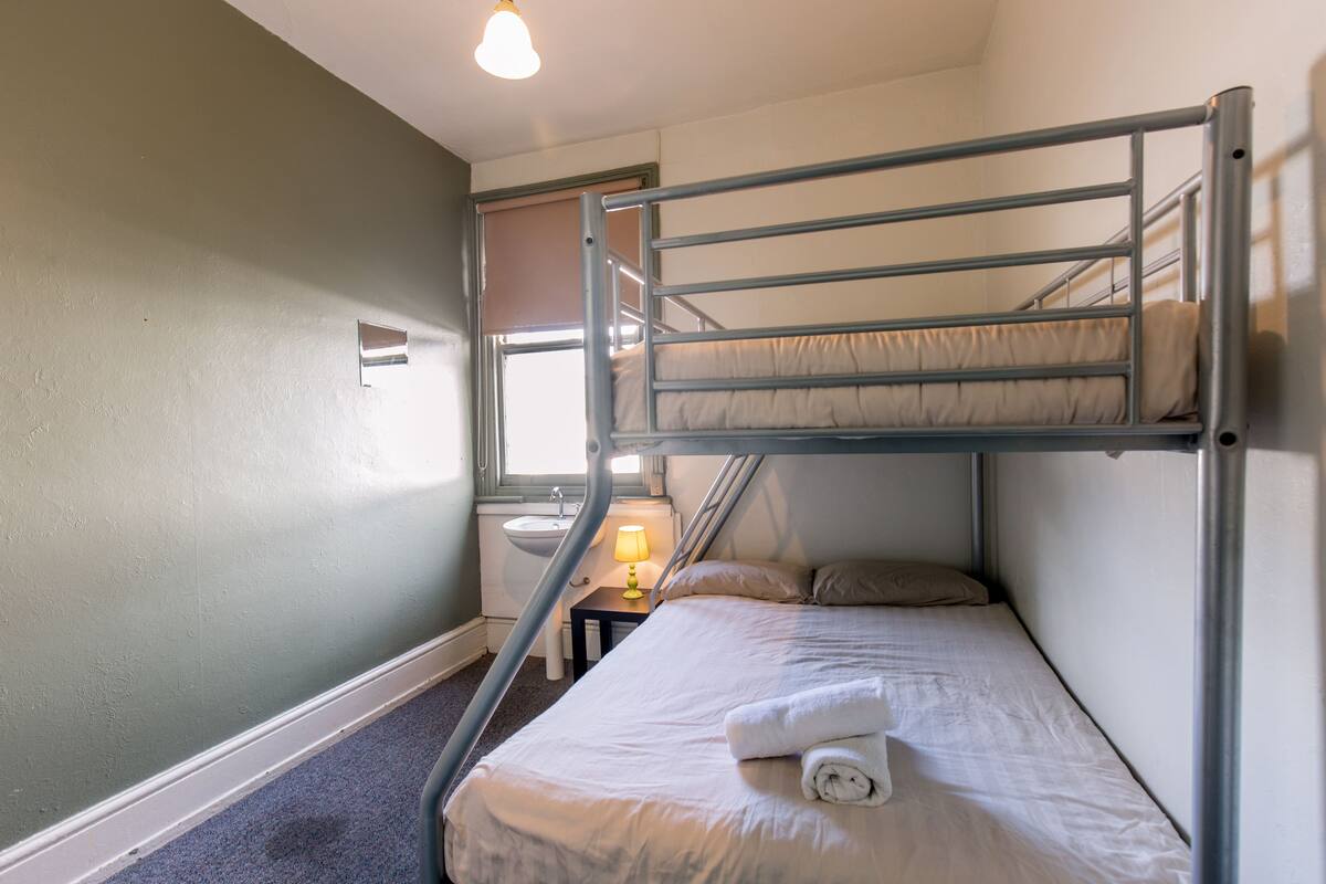 Doppel- oder Zweibettzimmer | Zimmersafe, Bügeleisen/Bügelbrett, kostenloses WLAN, Bettwäsche