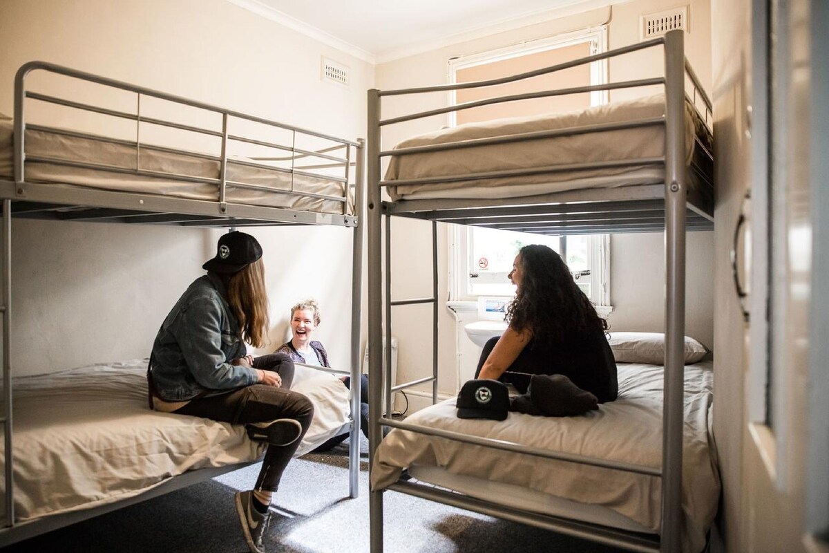 ห้องพักรวม (Bed in 4-Bed Female Dorm) | ตู้นิรภัยในห้องพัก, เตารีด/โต๊ะรีดผ้า, Wi-Fi ฟรี, ผ้าปูที่นอน