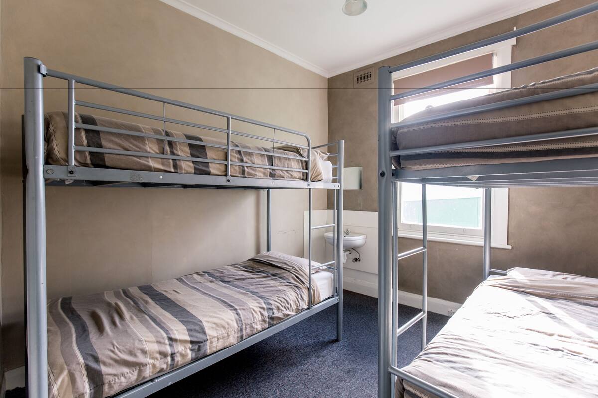 Zimmersafe, Bügeleisen/Bügelbrett, kostenloses WLAN, Bettwäsche