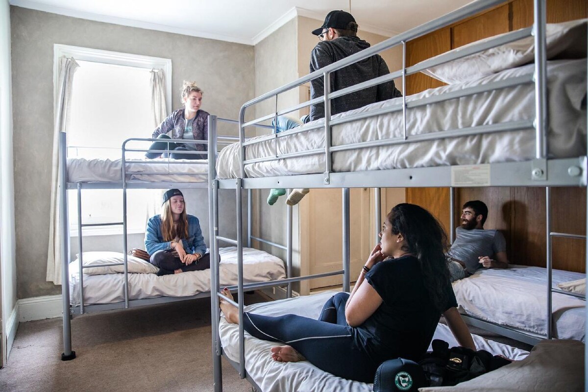 ห้องพักรวม (Bed in 6-Bed Mixed Dorm) | ตู้นิรภัยในห้องพัก, เตารีด/โต๊ะรีดผ้า, Wi-Fi ฟรี, ผ้าปูที่นอน