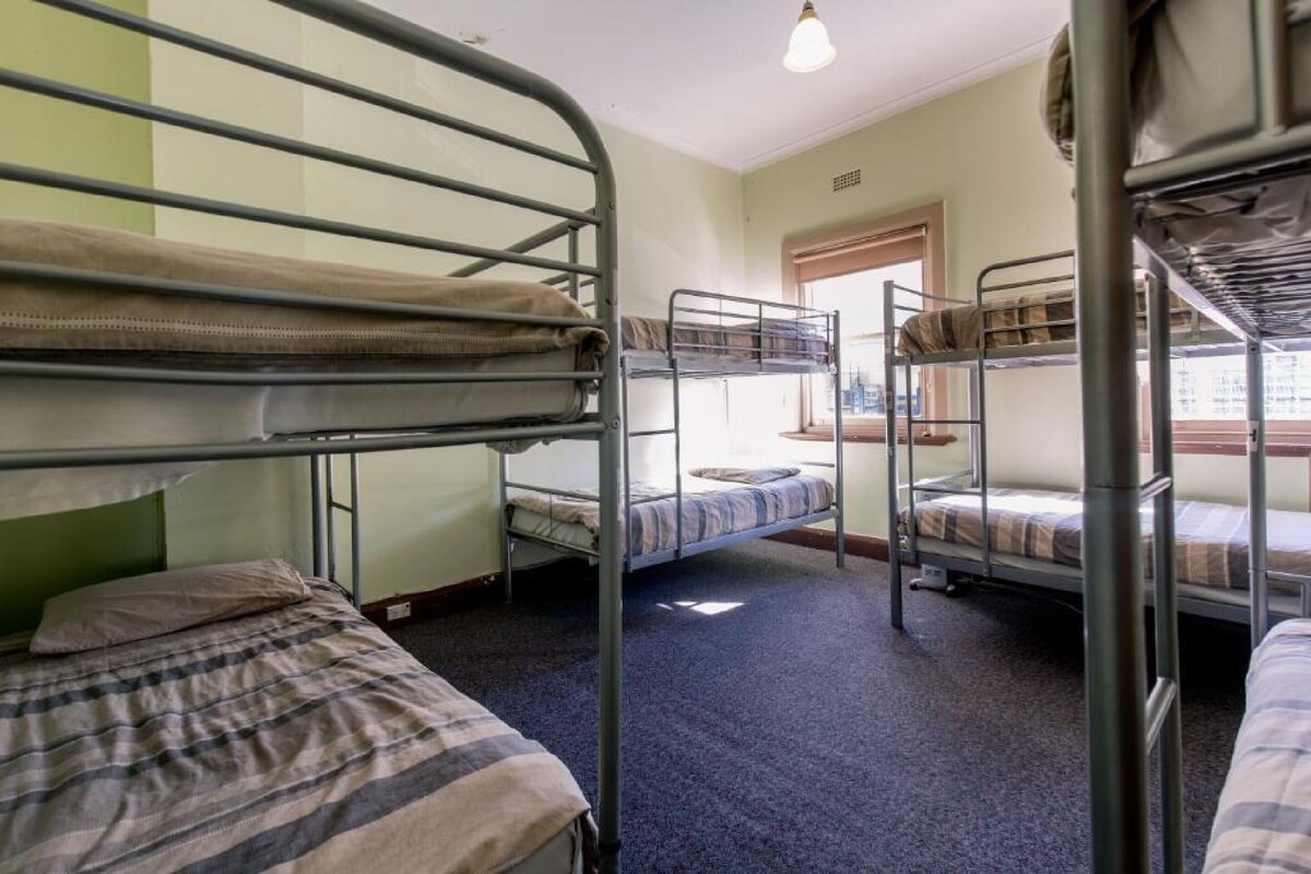 ห้องพักรวม (Bed in 8-Bed Mixed Dorm) | ตู้นิรภัยในห้องพัก, เตารีด/โต๊ะรีดผ้า, Wi-Fi ฟรี, ผ้าปูที่นอน